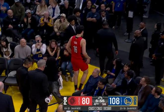 幸無大礙！楊瀚森后腦被撞后經(jīng)短暫檢查重返球場繼續(xù)比賽