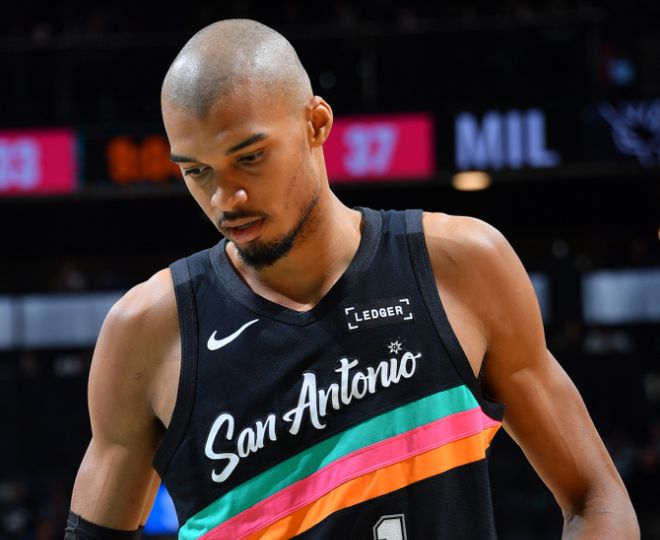 升西部第二！文班22+10受傷驚魂 馬刺最多領(lǐng)先39分大勝雄鹿