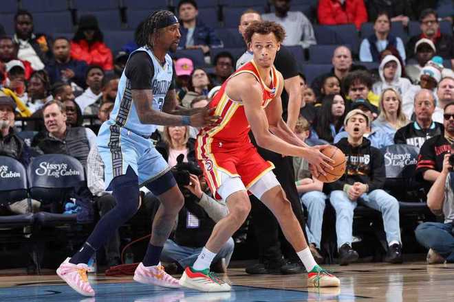 老鷹險(xiǎn)勝灰熊終結(jié)4連?。航軅?2+15+8 莫蘭特23+12丟絕殺