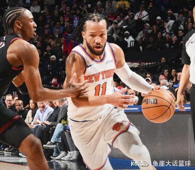 尼克斯拒逆轉(zhuǎn)！恩比德38+11不滿吹罰，布倫森31+6犯錯(cuò)，裁判搶戲