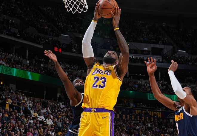 詹姆斯200歲還能扣太離譜！本人回應(yīng)朋友稱贊：6個(gè)笑哭了表情