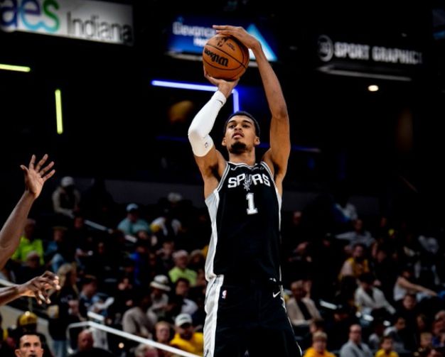 4000場(chǎng)里程碑！文班29+11馬刺送獨(dú)行俠6連敗 弗拉格連4場(chǎng)30+