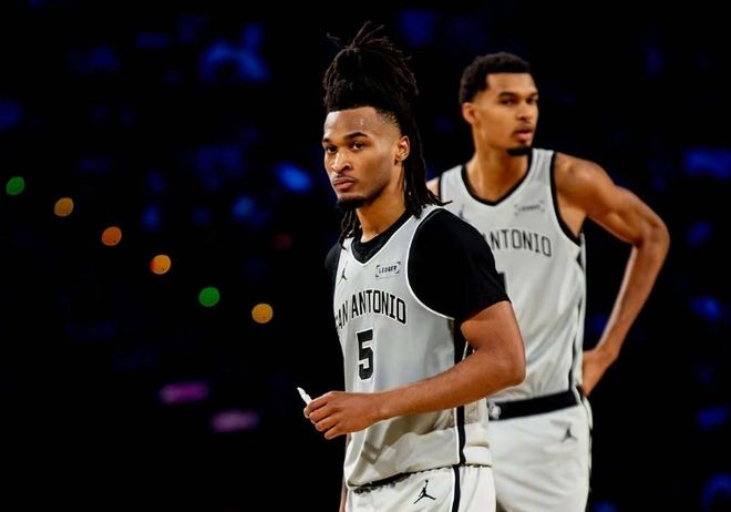 馬刺三殺送獨(dú)行俠7連?。嚎ㄋ?fàn)?0+12+12生涯新高 文班16+11